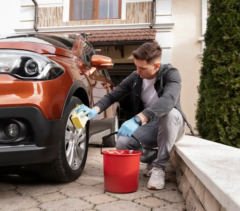 Lavage auto à domicile La Bourboule : professionnel intervenant sur un véhicule